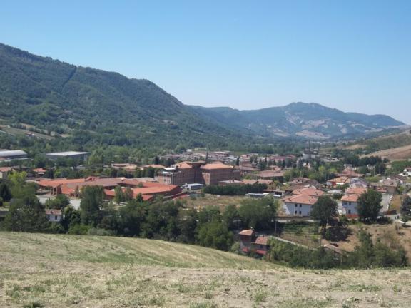 Foto di Varzi (veduta dalle colline attorno al borgo)